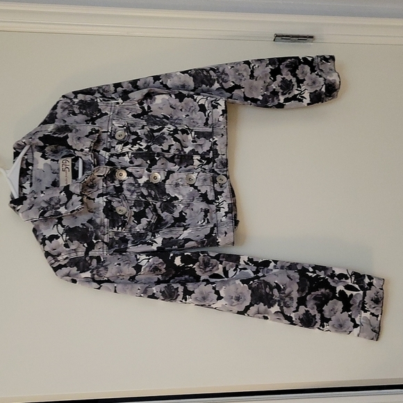 3/$30 AUTHENTIC 579 JEANSWEAR Floral Camouflage Midriff Cropped Baddie Jacket - Picture 2 of 7